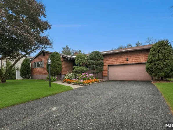 44 Lynn Dr, Englewood Cliffs, NJ 07632