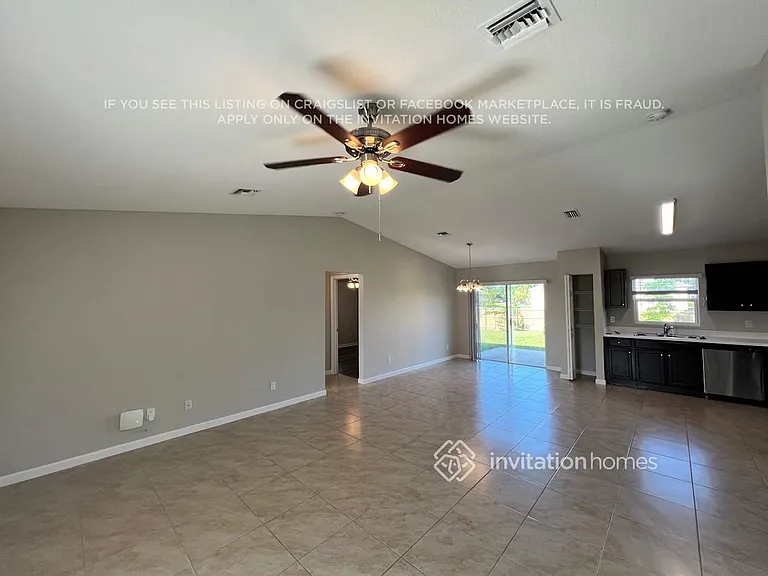 426 NW Airoso Blvd — Photo 6