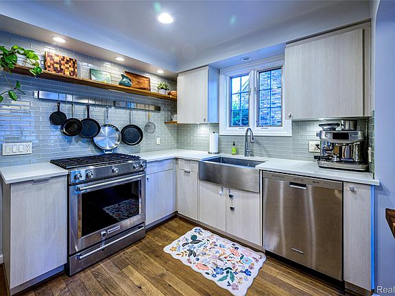3rd image of 656 W Maplehurst St