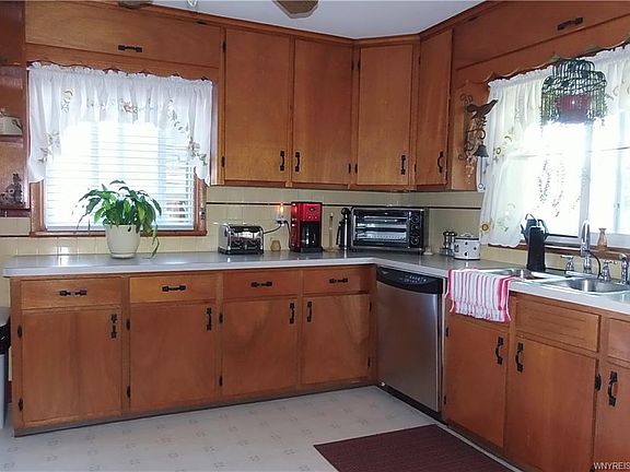 5th image of 131 Colton Ave