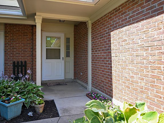 3rd image of 30W023 Laurel Ct