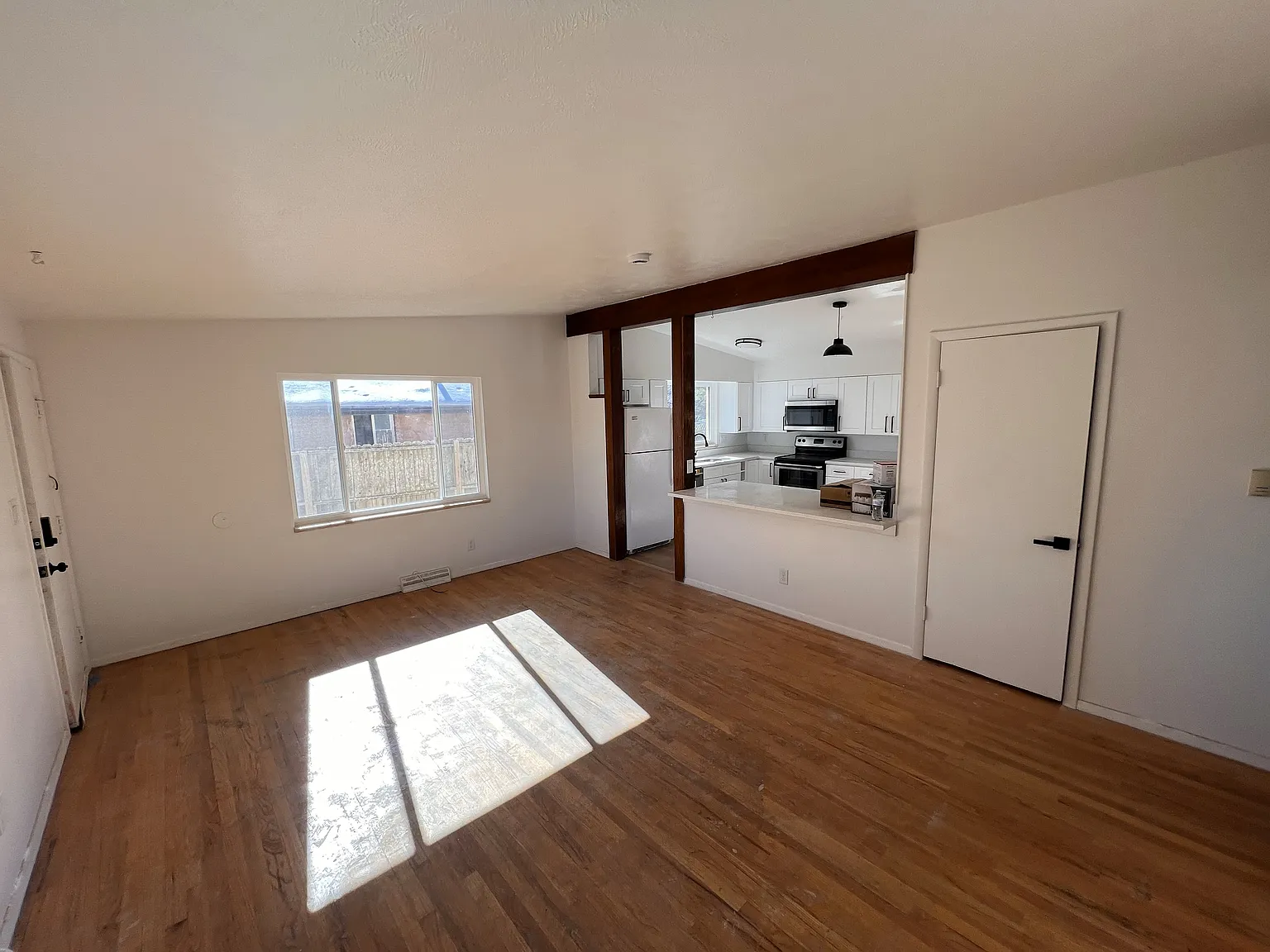2 bed, 830 sqft, $1,900 — Photo 3