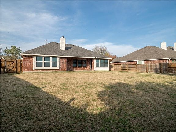 3rd image of 2412 Clubhouse Dr