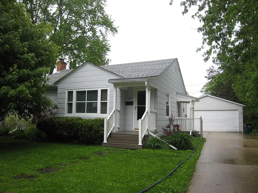 219 N Van Buren St photo 1
