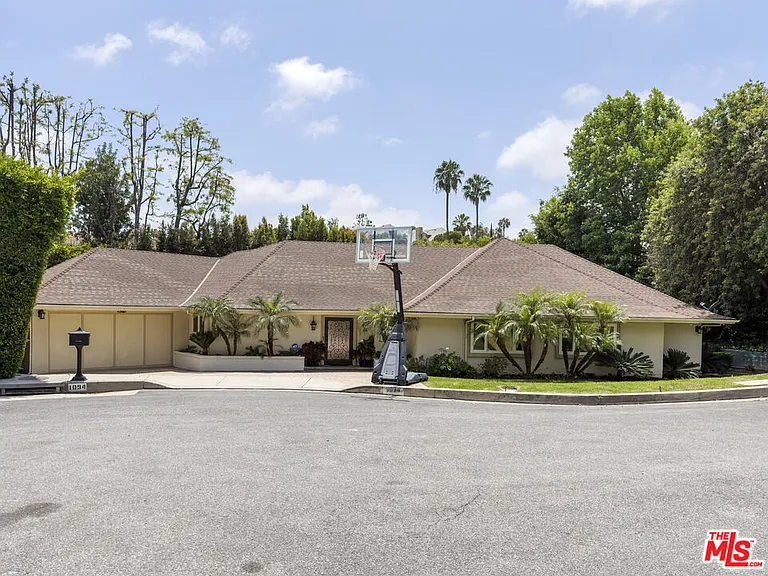 1094 Garden Ln — Photo 3