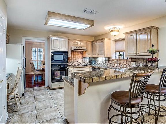Kitchen and breakfast bar