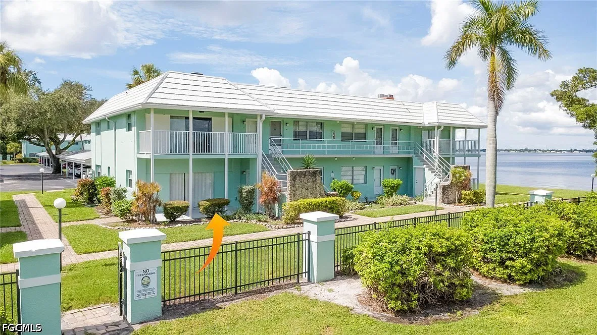 3225 E Riverside Dr — Photo 1