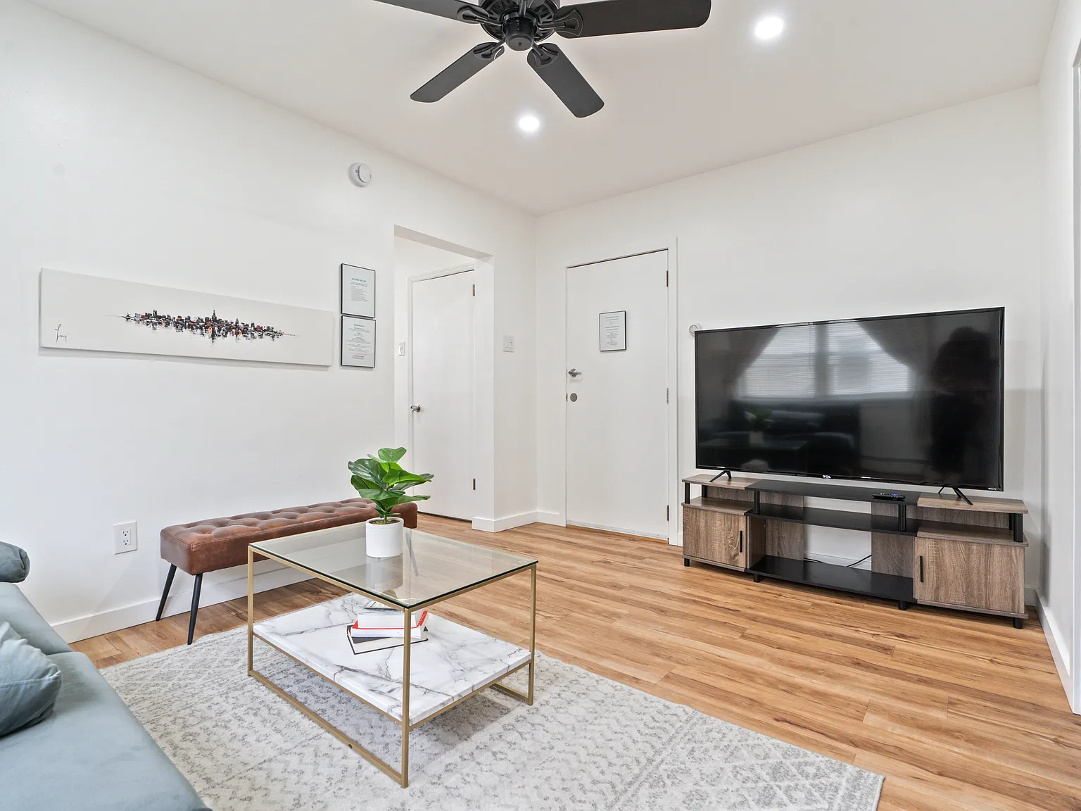 3 bed, 700 sqft, $3,450 — Photo 2