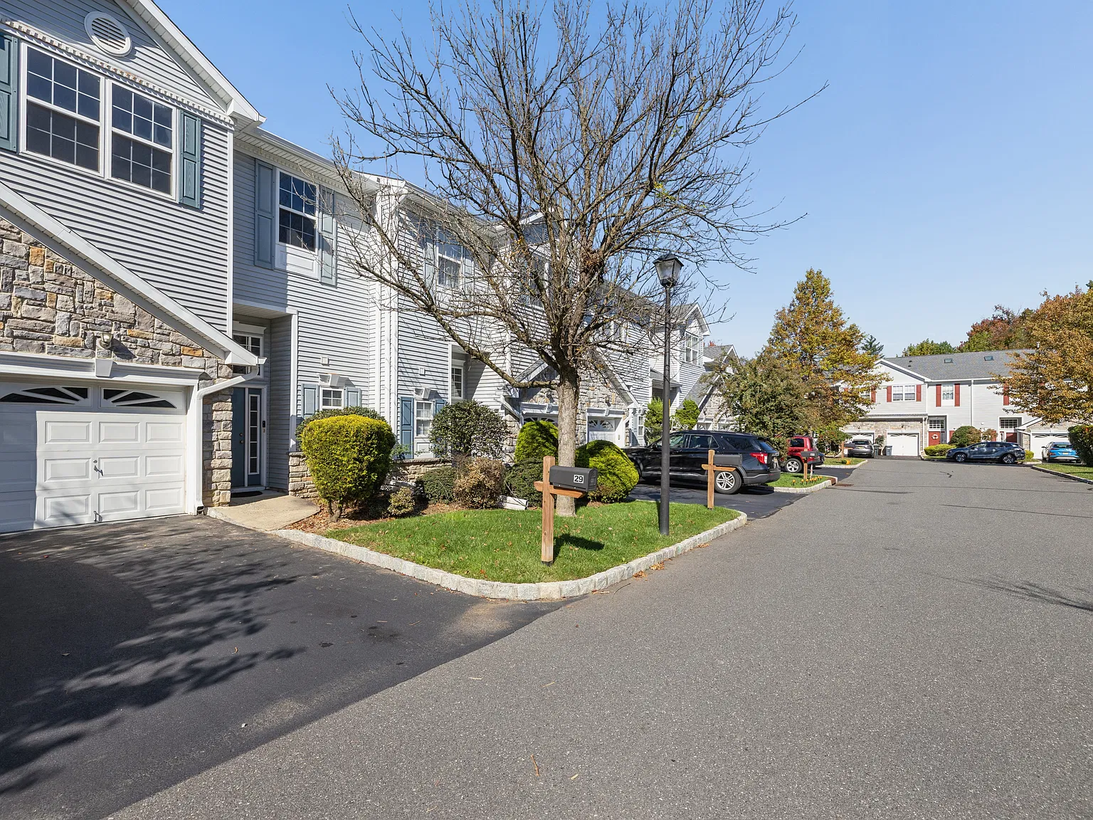 3 bed, 2.5 bath, 2350 sqft, $3,500 — Photo 2