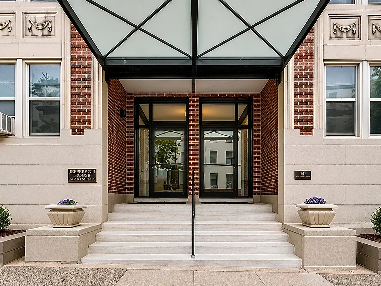 Jefferson House Apartments — Photo 7