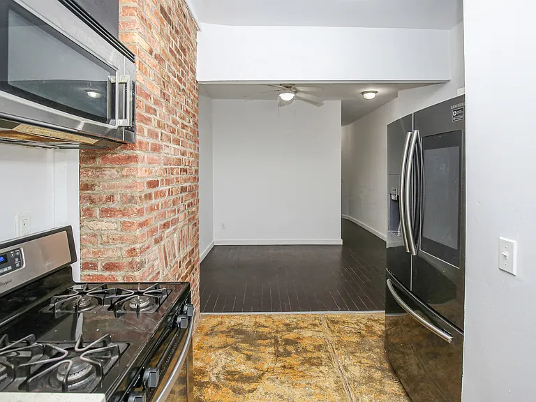 221 Howard Ave #1R — Photo 8