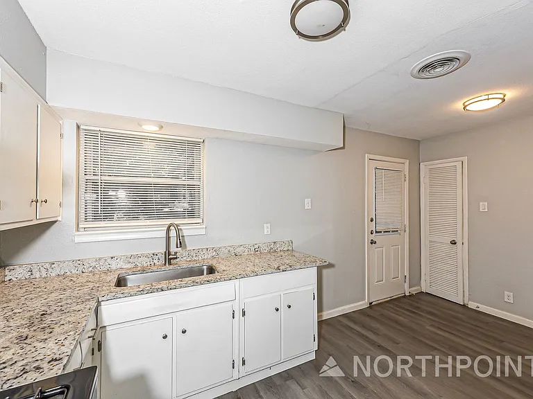 2814 Sequoia Ln — Photo 8
