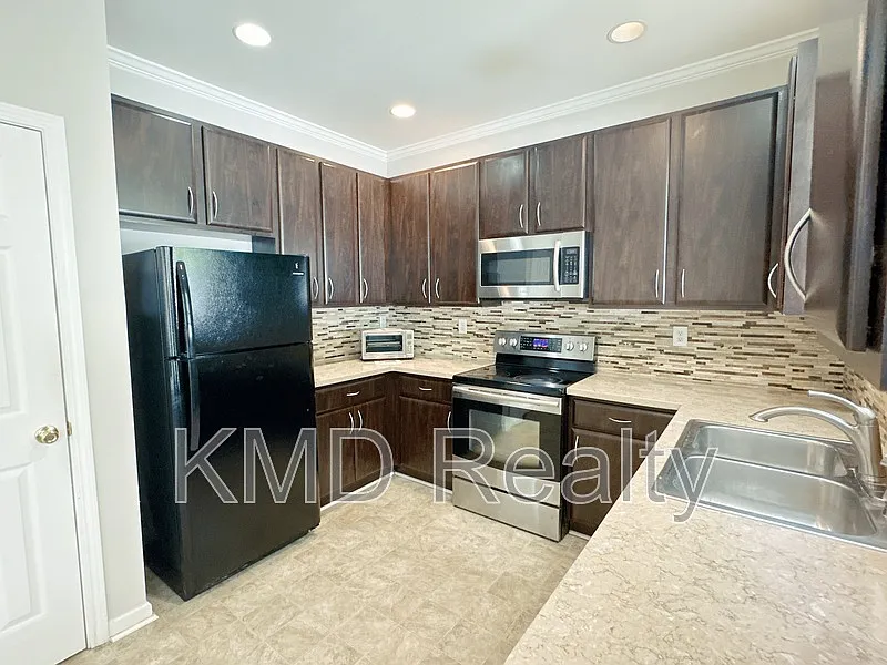 3 bed, 2.5 bath, $1,995 — Photo 3