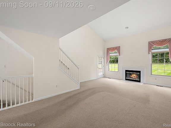 3rd image of 305 Pineknoll Ct