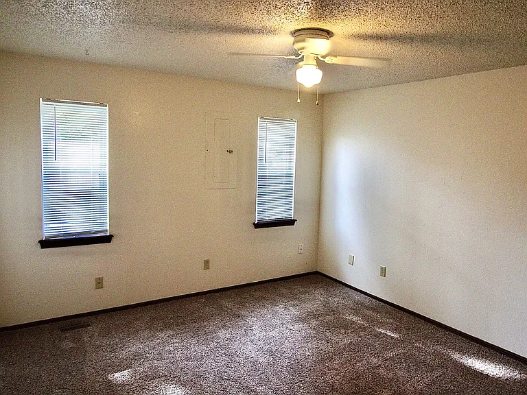 312 Falcon Ct — Photo 10
