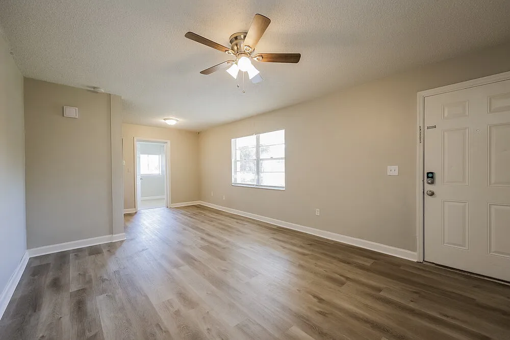 4 bed, 2.0 bath, 1300 sqft, $2,660 — Photo 4