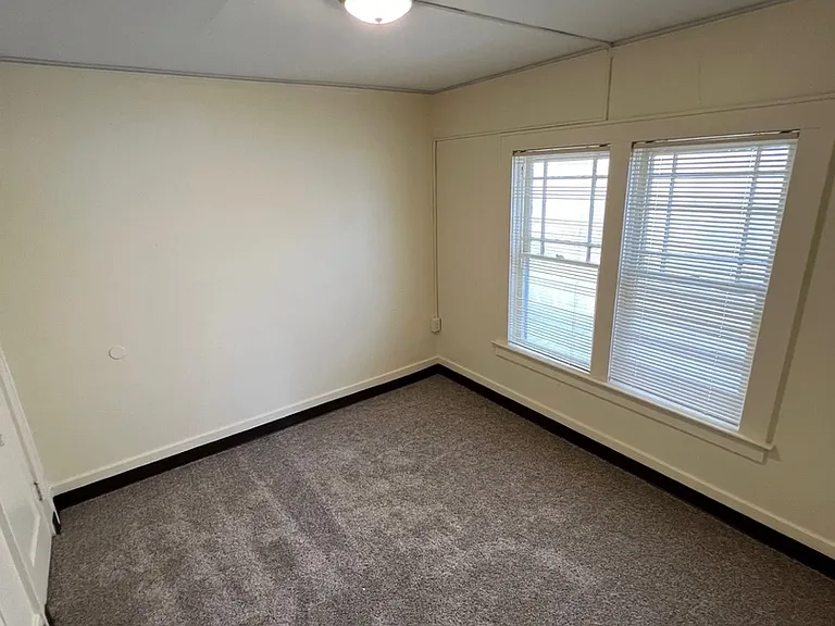 Elaine Apartments — Photo 18