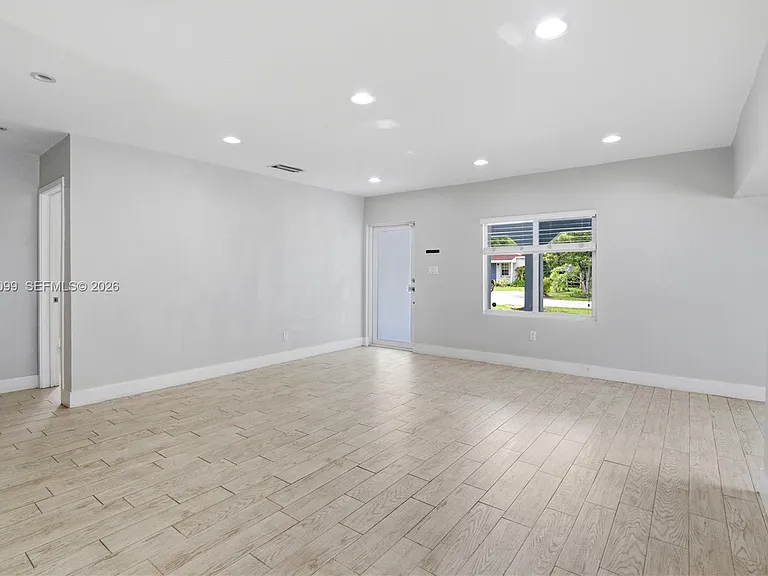 6511 SW 44th St — Photo 8