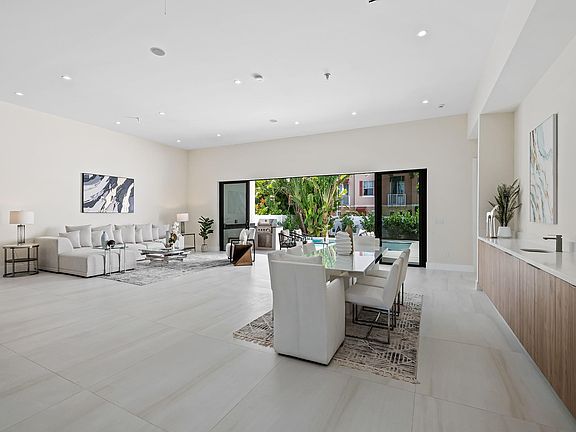 4th image of 531 NE 8th Avenue
