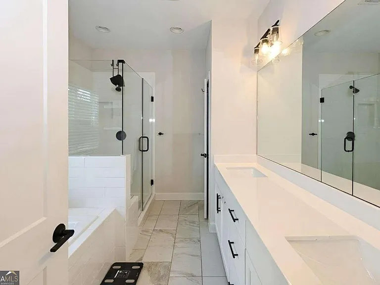 1860 Commons Pl NW — Photo 15