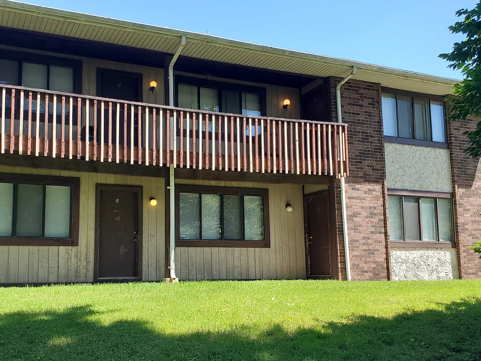 2 bed, $895 — Photo 1