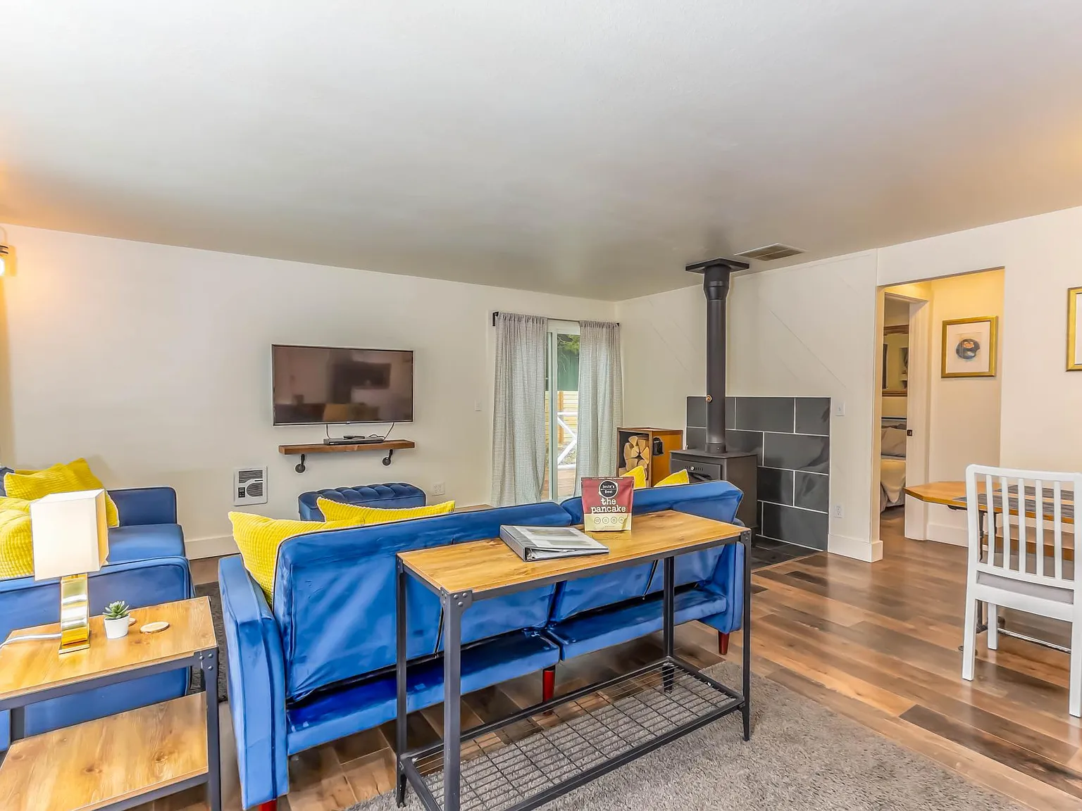 2 bed, 840 sqft, $2,295 — Photo 3
