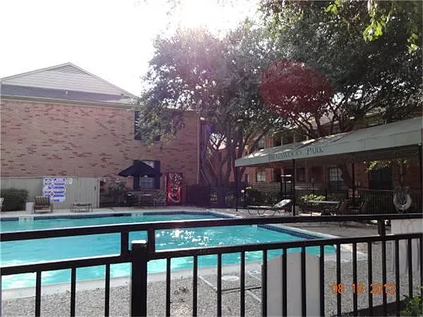 2255 Braeswood Park Dr #135 — Photo 8
