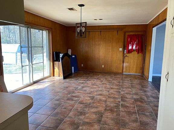 5th image of 829 Crestwood Dr