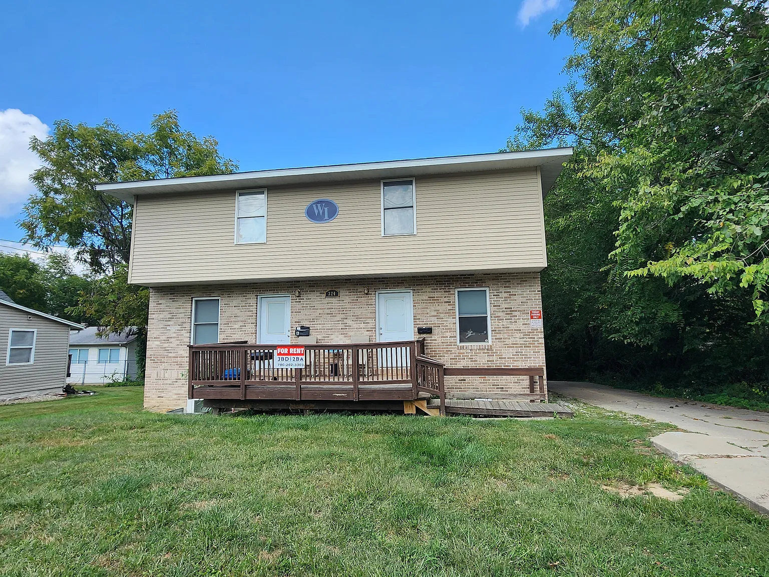3 bed, 990 sqft, $1,350 — Photo 1