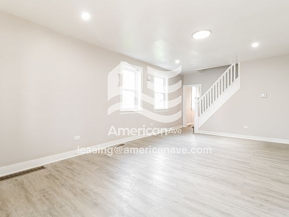 927916_004_wm_-_living_room_13376061.jpg