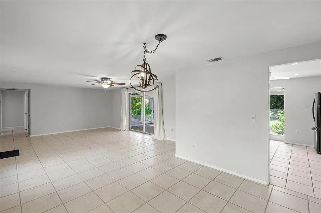 3 bed, 2.0 bath, 1393 sqft, $2,400 — Photo 4