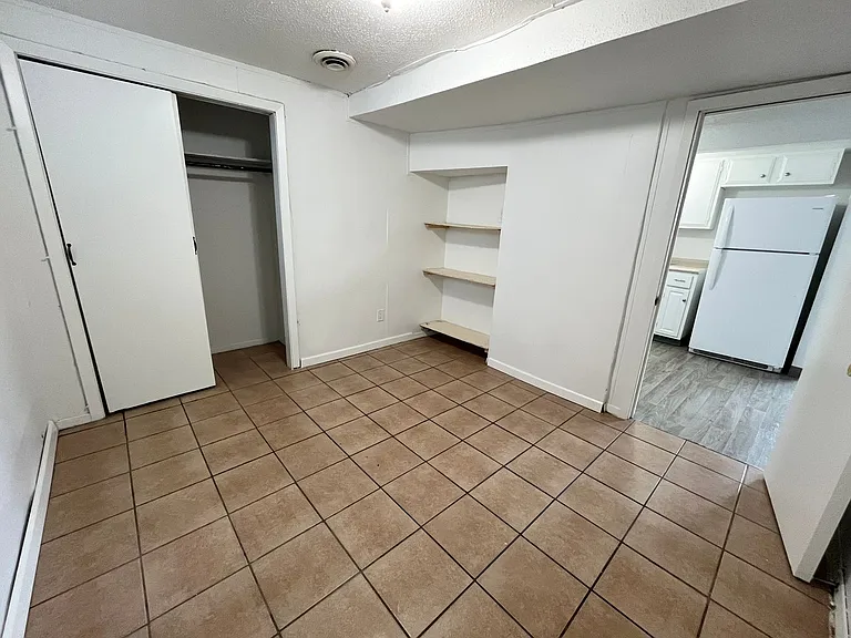 925 W 12th St — Photo 22