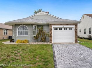 10 Oakengates Dr, Toms River, NJ