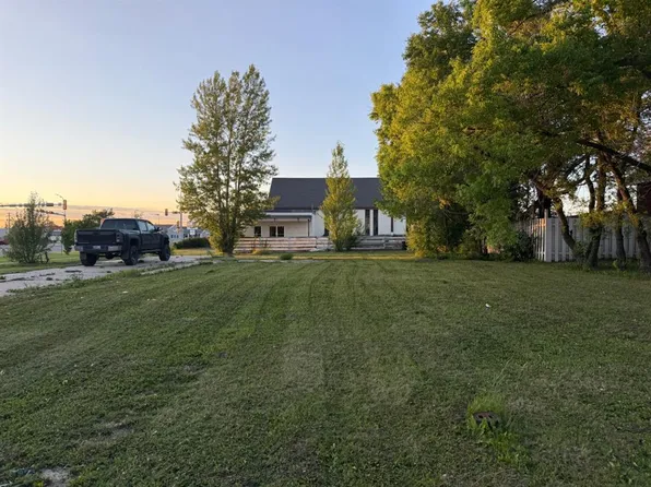 9932 107th Ave, Grande Prairie, AB T8V 1L5