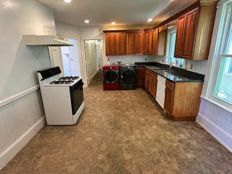 598-602 Putnam Ave #3 — Photo 4