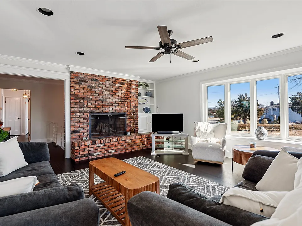 36 Nautilus Dr