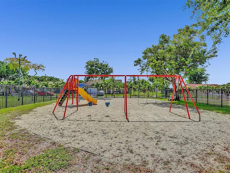 11529 SW 133rd Ter — Photo 34