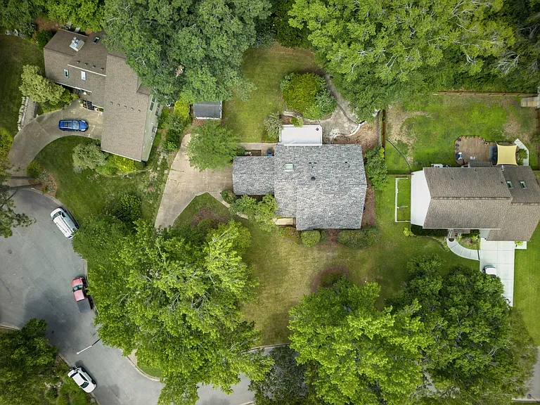 1044 Commodore Dr — Photo 34