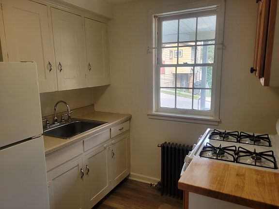 5th image of 99 Cummins St APT 2