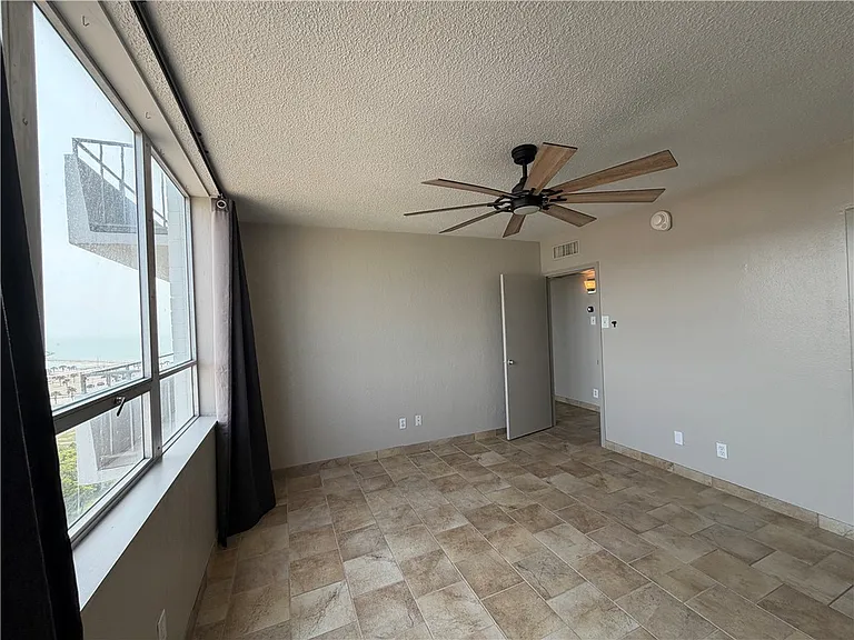 715 S Upper Broadway St — Photo 15