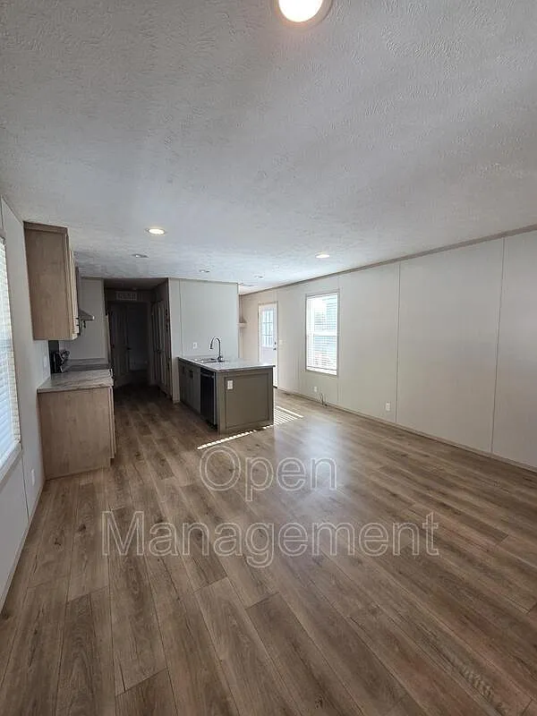 3 bed, 2.0 bath, 1056 sqft, $1,305 — Photo 4