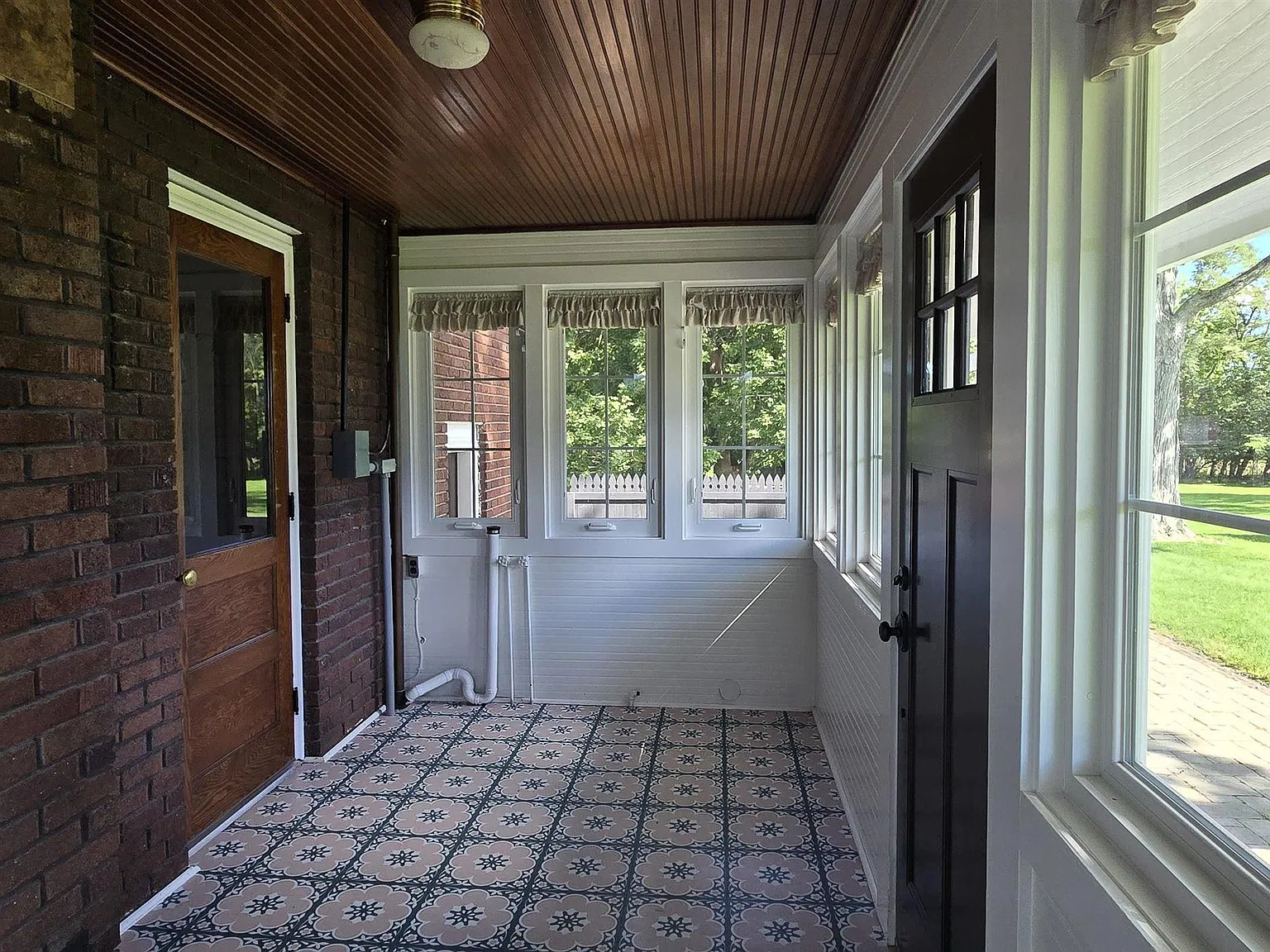 4 bed, 3.0 bath, 2240 sqft, $2,500 — Photo 3