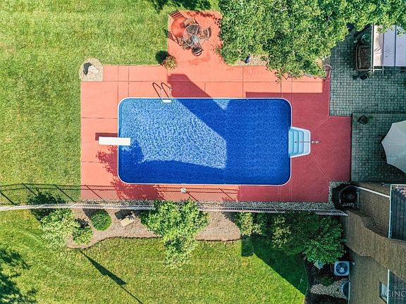3rd image of 102 Rosewood Ln
