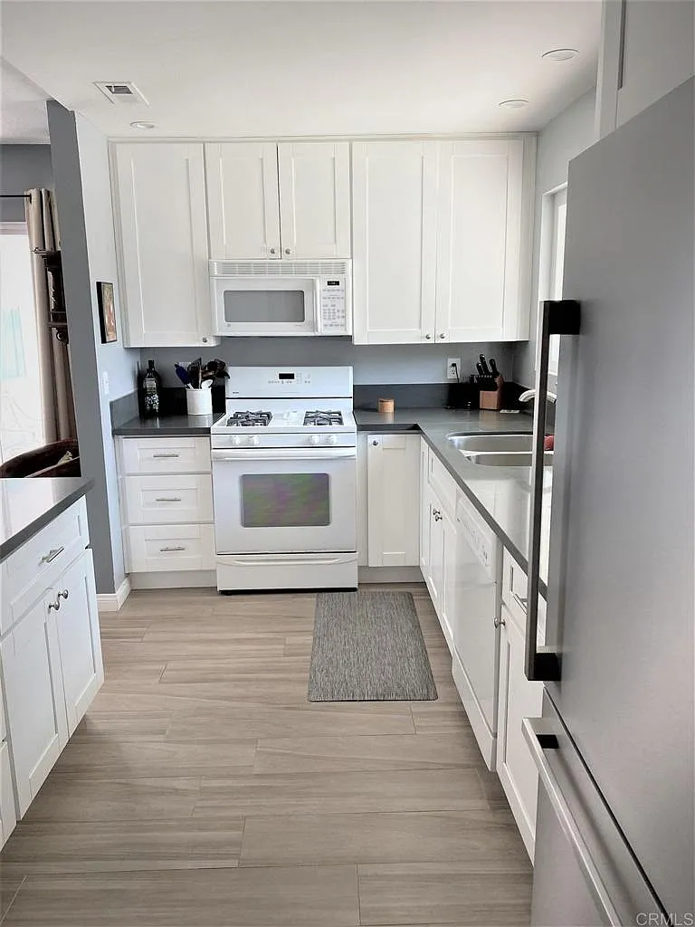 2 bed, 834 sqft, $3,100 — Photo 4