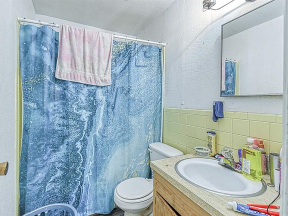 4th image of 913 W Virginia Ave
