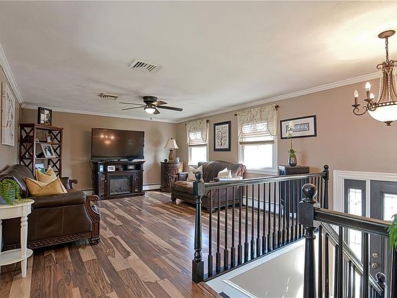 3rd image of 19 Bratt Ln