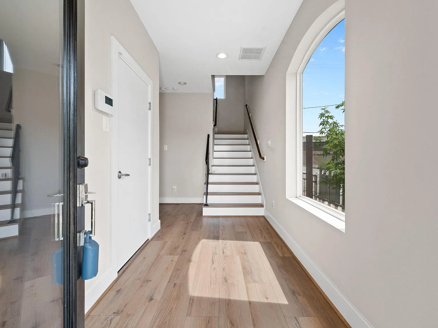 3 bed, 3.5 bath, 1968 sqft, $2,750 — Photo 4