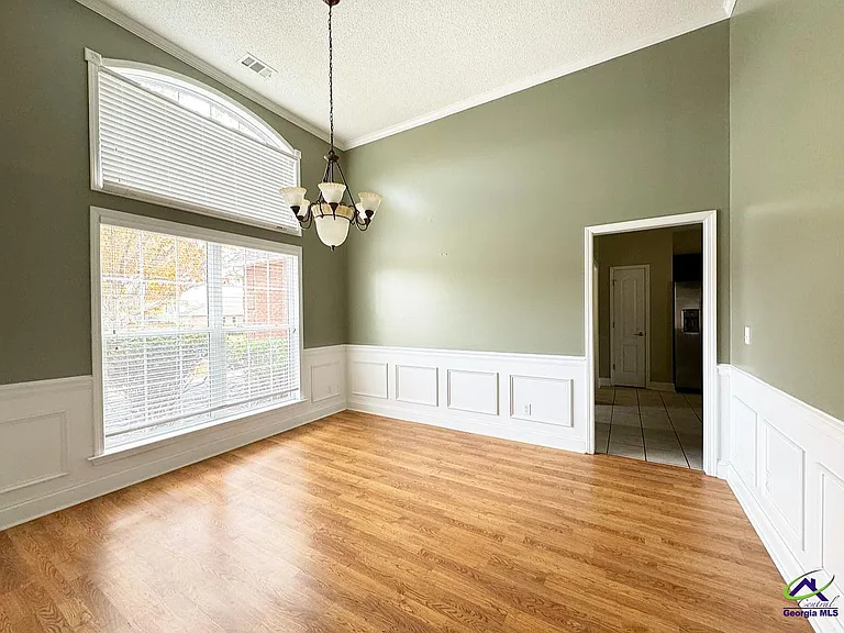 701 Victoria Cir — Photo 6