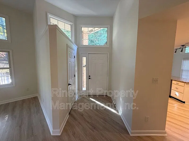 3 bed, 2.0 bath, 1857 sqft, $2,600 — Photo 4