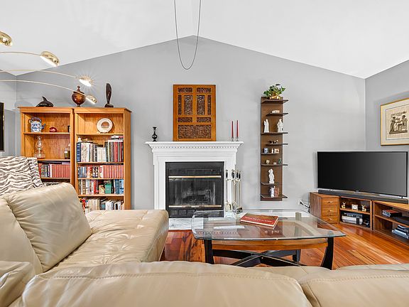 4th image of 401 Sunvalley W